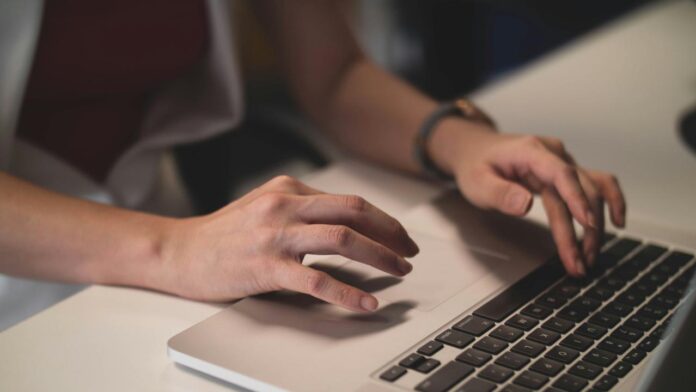 orang yang menggunakan komputer laptop abu-abu