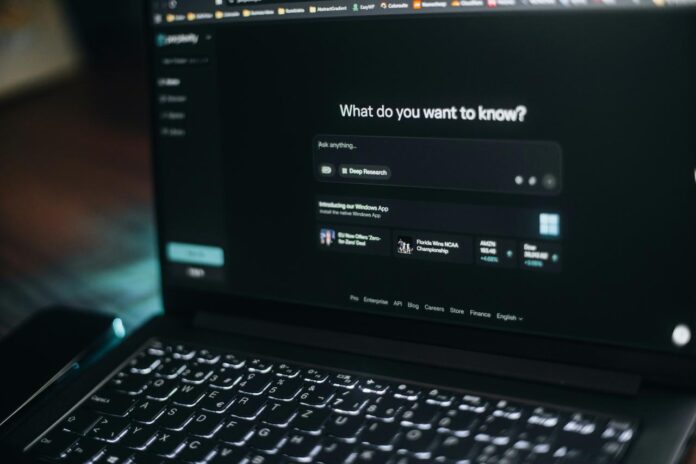 Layar laptop menampilkan bilah pencarian.