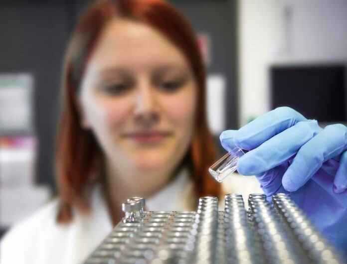 Seorang wanita berjas lab